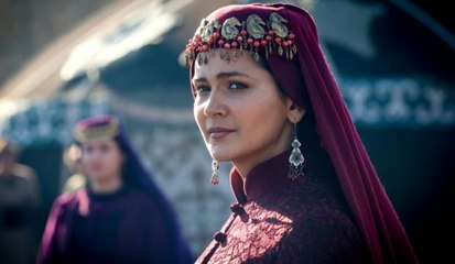 Oyuncu Gülsim Ali İlhan'a  "Bohçanı Topla" Diye Mesajlar Atan Hayranı Hakkında Soruşturma Başlatıldı