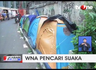 Pencari Suaka Berkemah di Depan Gedung UNHCR