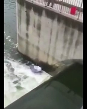 Cet homme a une technique de pêche originale mais très efficace