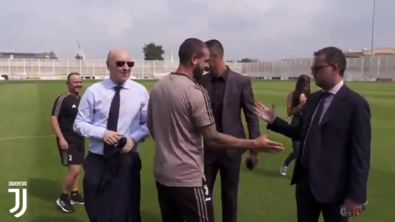 What Happened When Cristiano Met Juventus Team Mates First Time ?