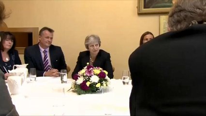 May defiende el brexit en Irlanda del Norte