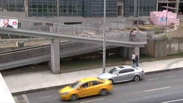 Bu Üst Geçidi Yayalar Değil, Motosikletliler Kullanıyor