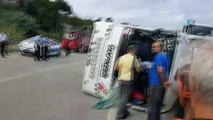 Elektrik direği yükleyen iş kamyonu halk otobüsüne çarptı : 2 ölü 8 yaralı