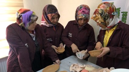 Kadınlar çamura şekil vererek meslek öğreniyor