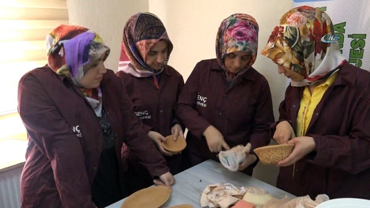 Kadınlar çamura şekil vererek meslek öğreniyor