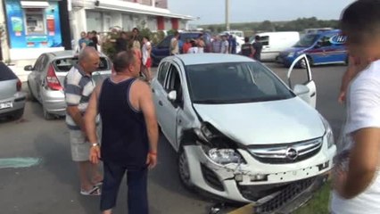 İngiliz Rehber, Yayaya ve Park Halindeki Araçlara Çarptı: 2 Yaralı