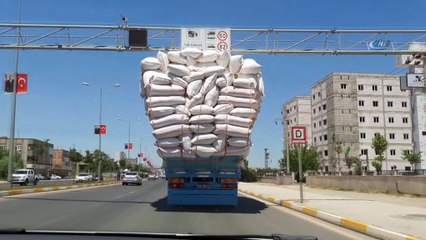 Saman yüklü kamyonlar tehlike saçıyor