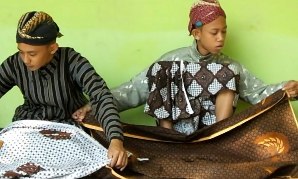 Latih Kerja Sama Siswa Baru Lewat Permainan Tradisional