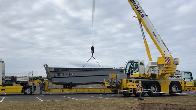 Une péniche du Débarquement arrive au musée Mémoire 39-45