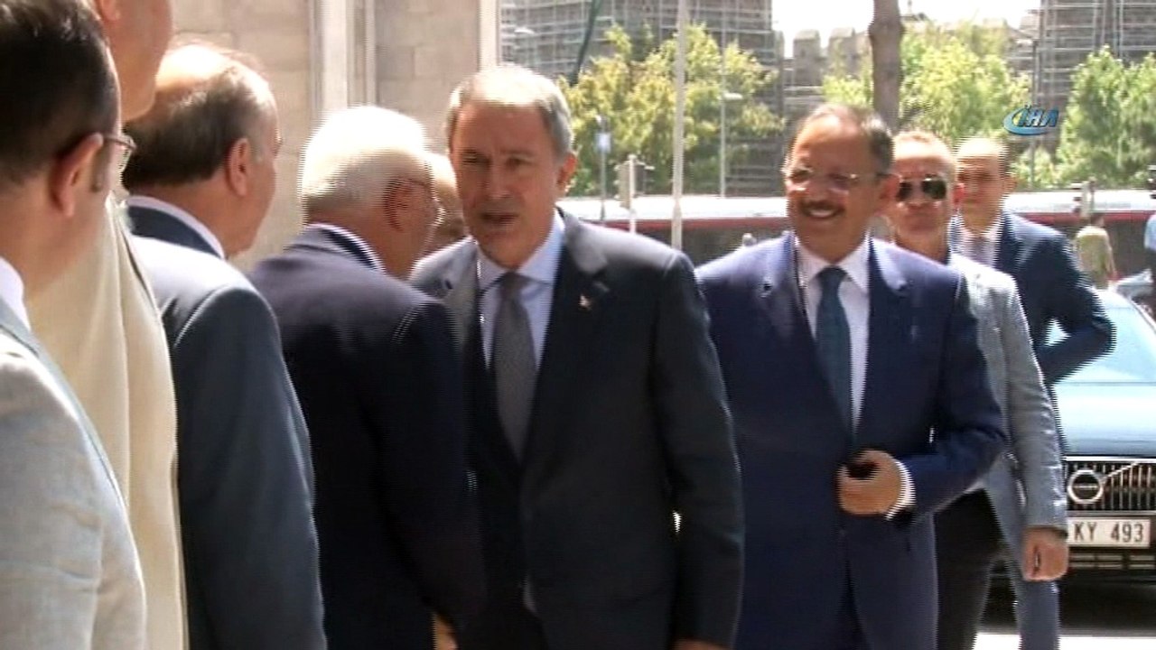 Bakan Hulusi Akar:'MSB bünyesinde ilgili birimlerle hazırlık yapıldı. Bu çalışma Meclisimize sunuldu. Söz konusu yasanın ülkemize, gençlerimize hayırlı uğurlu olmasını diliyorum'