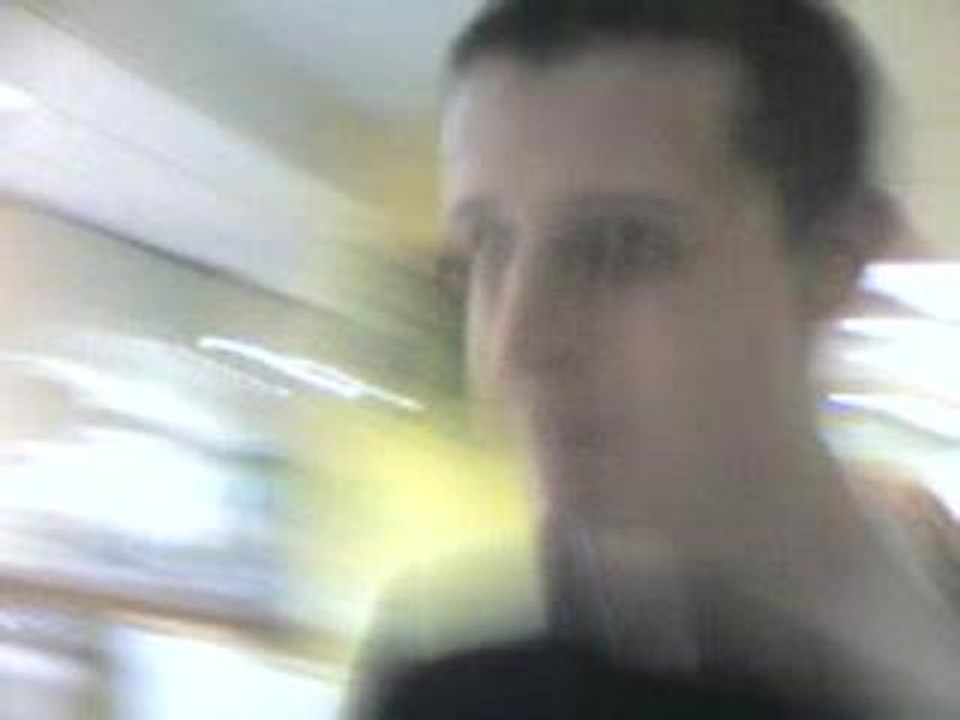 Fabien gobe un flan!