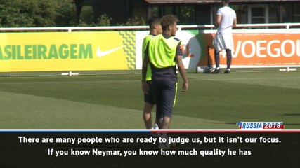 下载视频: Alves blasts critics of 'special' Neymar