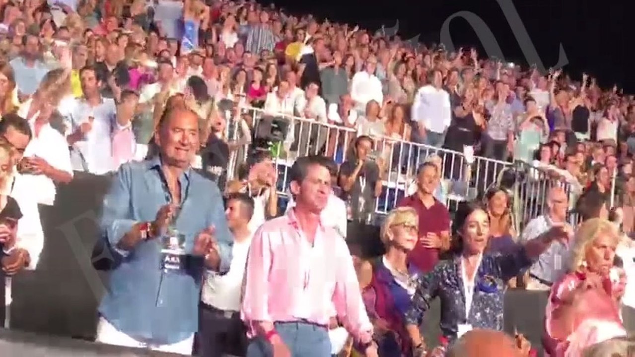 Pillamos a Manuel Valls en el concierto de Stin...