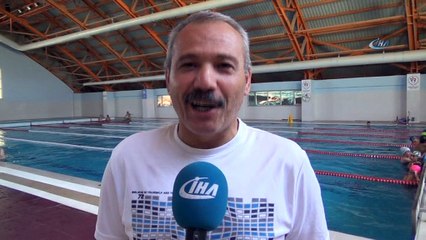 Engelliler yüzmeyi eğlenerek öğreniyor
