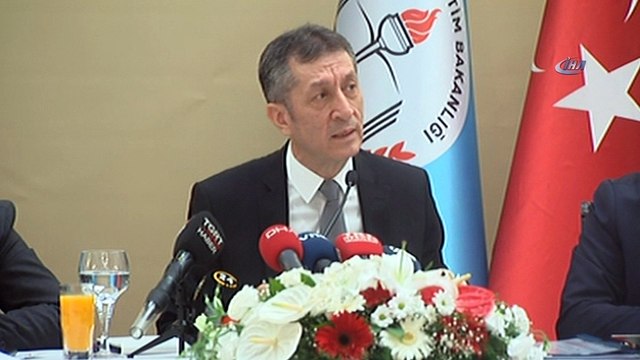 Bakan Ziya Selçuk:' Bizim 3 yıllık dediğimiz yapı bu toplumunun aceleciliği ile bir tatmin noktası ortaya koymak. Bizim bugün okula başlayan çocuklarımız 2040'larda iş hayatına başlayacaklar. Bu üç yıllık mesele, üç yılın
