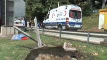 Kontrolden Çıkan Ambulans Yol Kenarındaki Levhalara Çarptı