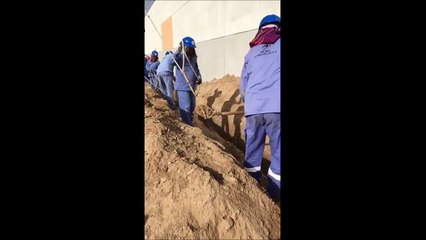3 hommes, 1 pelle... Ces ouvriers ont une technique très bizarre