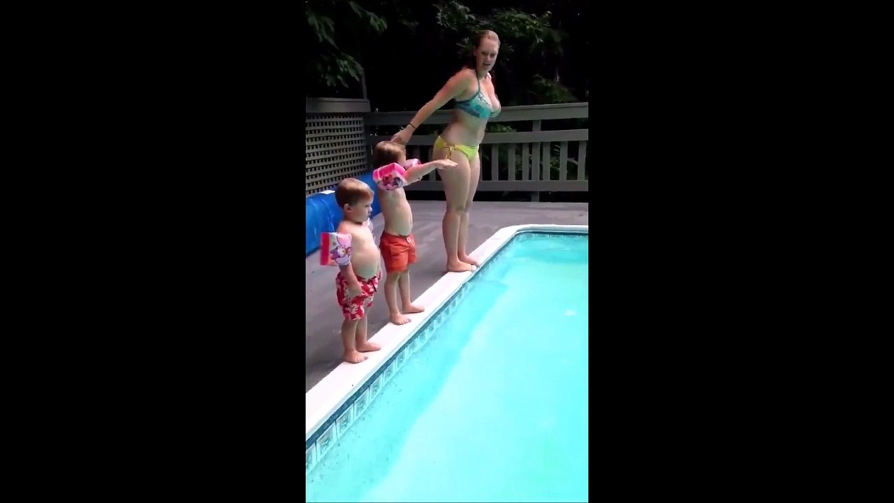 Toute la famille apprend à plonger... Ou à prendre des plats