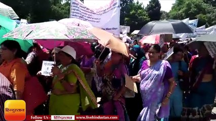 पुलिस ने कनक चौक पर बेरिकेडिंग लगाकर आंदोलनकारियों के जुलूस को रोका