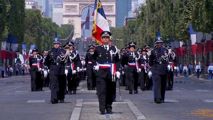 Télécharger la video: Défilé du 14 juillet : les élèves commissaires et officiers représentent fièrement l'ENSP