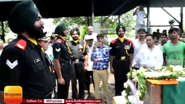 सेना के जवान मनोरंजन का शव पहुंचा चास, दी सलामी