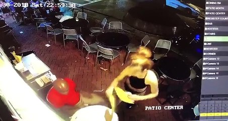 Sosyal medya kalçasını elleyen tacizciyi tek hamlede yere seren garson kadını konuşuyor