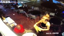Garson kadın, kendisini elle taciz eden müşteriyi  duvara fırlattı!