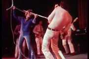 Johnny Hallyday enflamme Genève : Une Performance Électrisante de 'Whole Lotta Shakin' Goin' On' sur Antenne 2 (31.08.1978)!