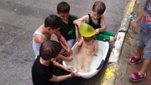 Sıcaktan bunalan çocuklar yağmur altında doyasıya eğlendi