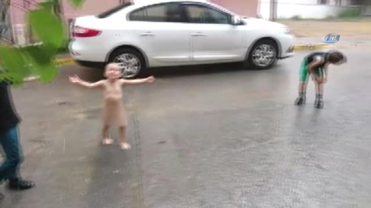 Sıcaktan Bunalan Çocuklar Yağmur Altında Doyasıya Eğlendi