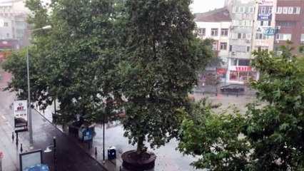 10 dakikalık yağmur caddeleri göle çevirdi