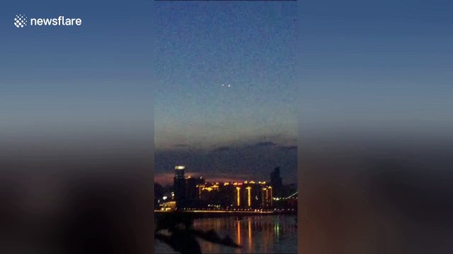 Chinese citizens film UFOs over Chongqing City