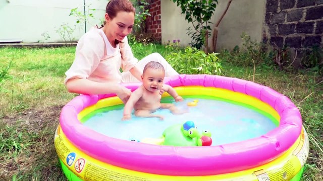 Pourquoi Bébé joue avec son corps dans le bain?