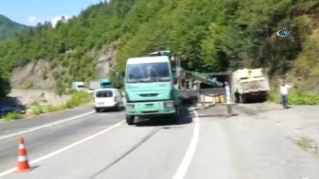 Balık Yüklü Tır Kaza Yaptı Balık Kutuları Yola Saçıldı.