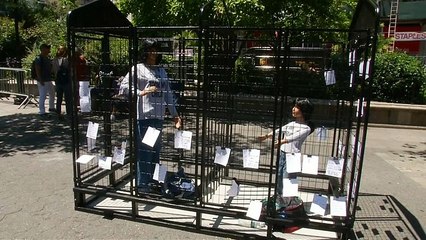 شاهد: تمثال لمهاجرة وابنها داخل قفص اعتراضا على سياسة ترامب