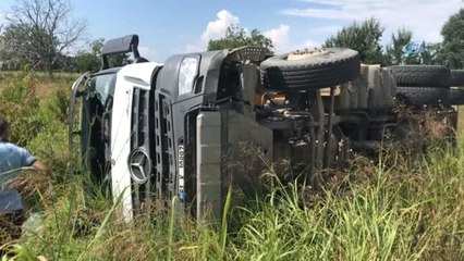 Devrilen Hafriyat Kamyonunda Bulunan Sürücü Yaralı Kurtuldu