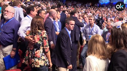 Saludos y ovaciones a Rajoy a su llegada al Congreso extraordinario