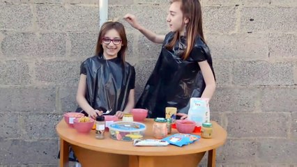 JE LE MANGE OU JE LE PORTE !! I eat it or I wear it !.