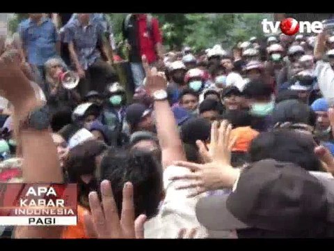 Ratusan Orang Segel Kantor BPJS Bone
