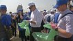 شاهد: جزائريون يتطوعون 67 دقيقة لتنظيف شاطئ إحياء لذكرى مانديلا