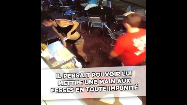 Une serveuse remet en place bien comme il faut un client qui lui touche les fesses