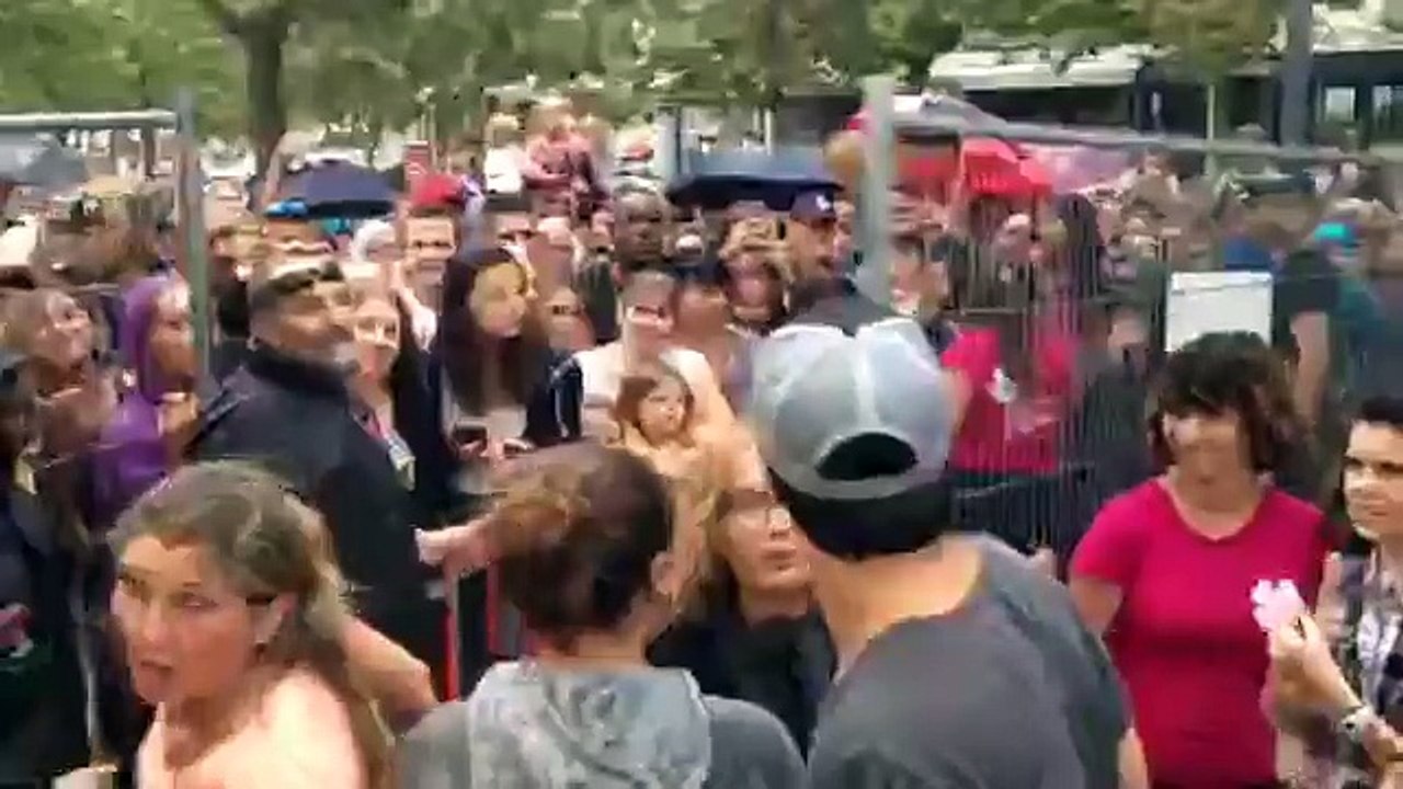 Louane et Amir avec leurs fans après l'annonce...