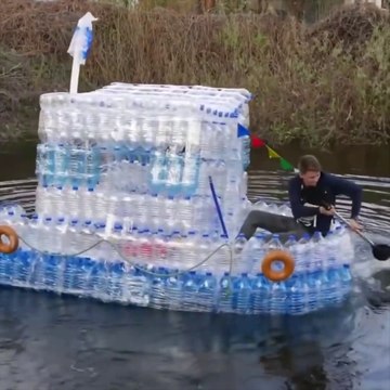 Il se fabrique un bateau avec des bouteilles recyclées