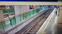 Un homme pousse une femme sur les rails du métro