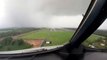 Ce pilote de ligne traverse un nuage à l'atterrissage. Impressionnant