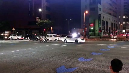 Deux motards s'amusent à narguer des policiers en pleine rue