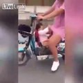 Regardez pourquoi ce bébé est plié de rire sur la moto