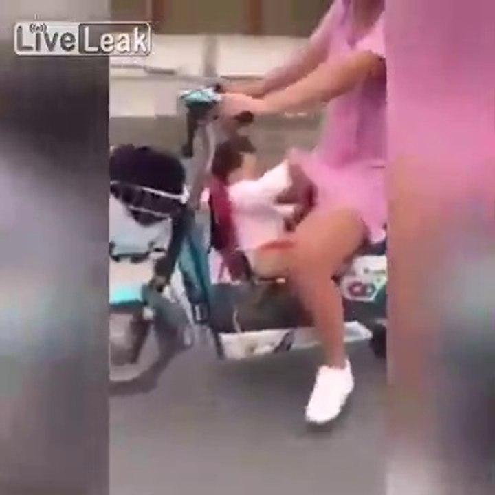 Regardez pourquoi ce bébé est plié de rire sur la moto