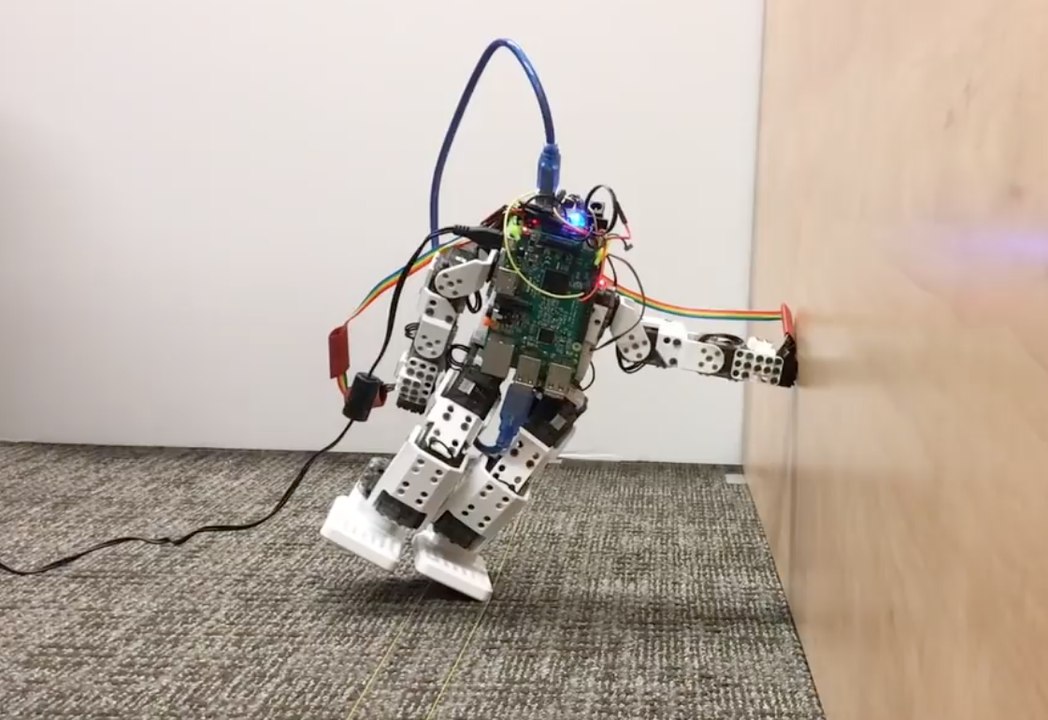 Enseñan a los robots a usar sus manos para evitar caídas