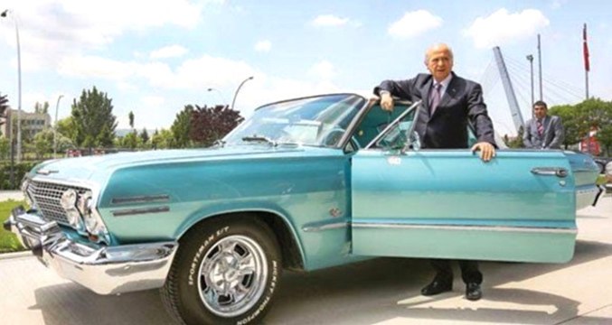 MHP Lideri Devlet Bahçeli, Klasik Otomobiliyle Ankara Sokaklarını Gezdi